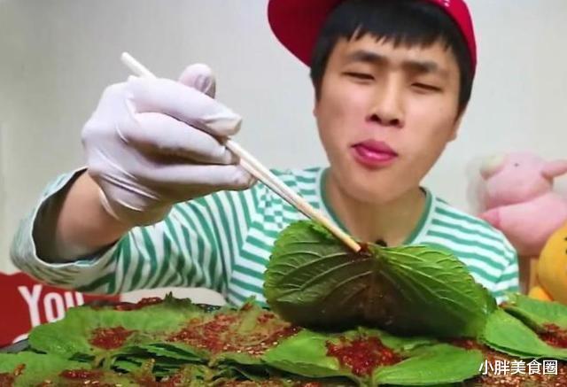 |大胃王直播吃5斤“菜叶子”, 被粉丝嘲笑寒酸，镜头拉近后：吃不起
