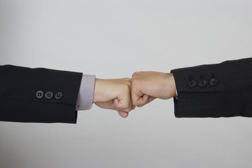 「」职场上，这4件事千万别和同事议论，否则吃大亏！