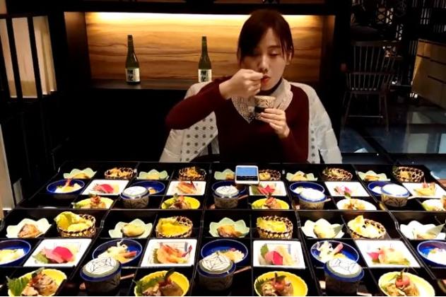 #胡歌#网红妹子打卡胡歌餐厅，点120份“日料”便当，结账时：不会再来！