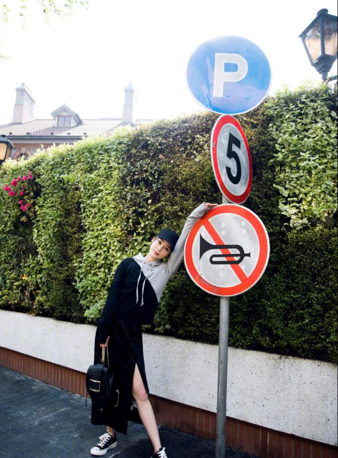 穿衣搭配|袁姗姗的米老鼠发型火了，搭配绿外套太公主，镜头扫到脸：僵了？