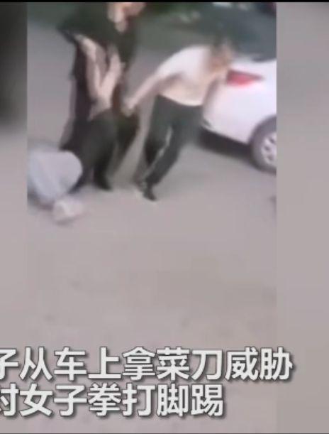 王丽丽|女子KTV与好友嗨唱，丈夫当街拖拽拿刀威胁：天天想着出来玩，欠管教