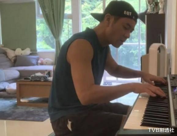 梁汉文|梁汉文演唱会延期歌瘾大发，社交平台自弹自唱，粉丝纷纷点赞