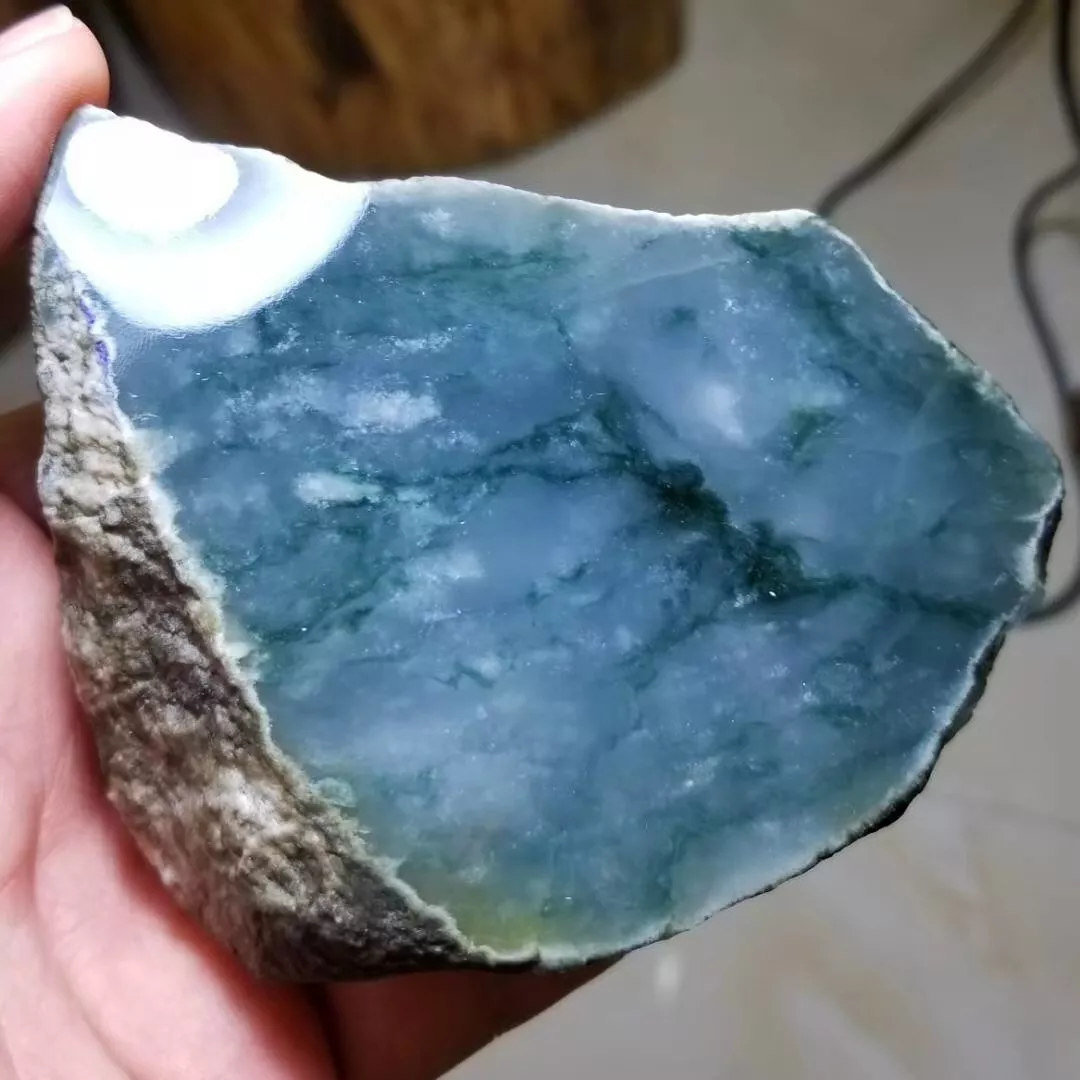 「」老缅也会看走眼，一万卖掉的原石竟切出冰飘花翡翠牌子，亏了亏了！