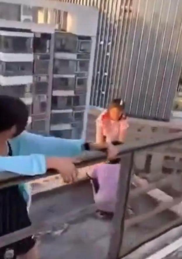 美宴共赏 女孩指使妹妹跳楼，被拍摄后抢手机毁灭证据，母亲无奈澄清真相