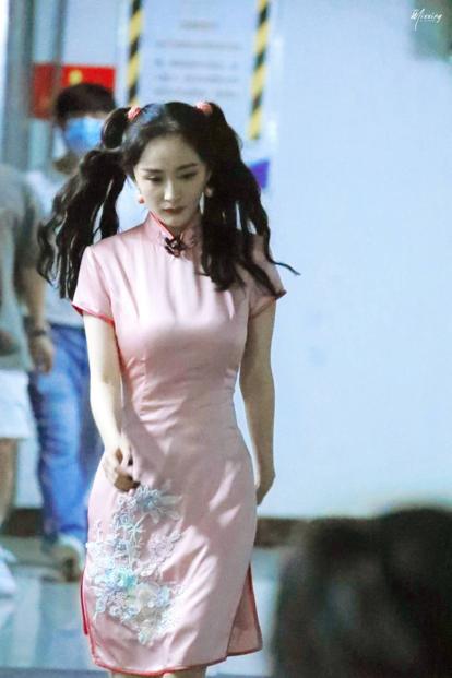 杨幂@杨幂什么时候才停止扮嫩！穿粉旗袍扎双马尾现身，藏不住的韵味