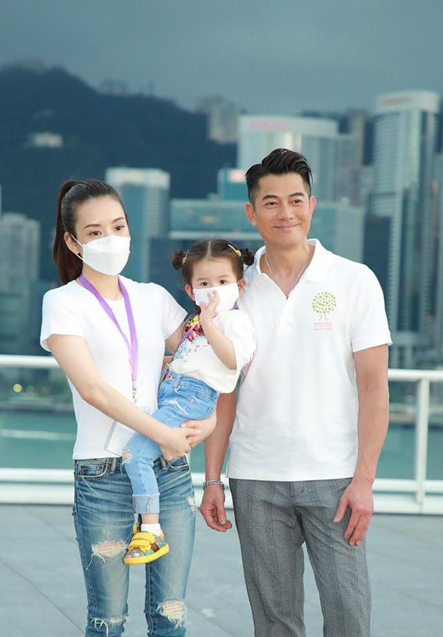 郭富城▲郭富城保养得真好！54岁梳油头穿白Polo衫，同框娇妻看不出年龄差