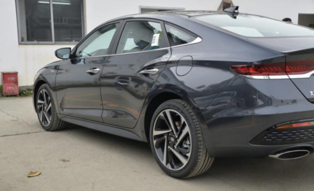 [本田雅阁]15万要啥卡罗拉！它降至10W左右了，油耗5.4L，关键比雅阁还帅