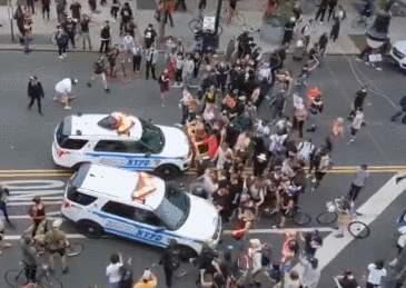 #纽约#纽约警车一脚油门撞向示威群众