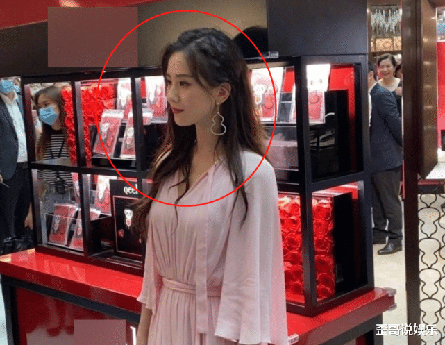 刘诗诗|刘诗诗真人到底啥样？离开美颜和滤镜，与路人同框对比太扎心了