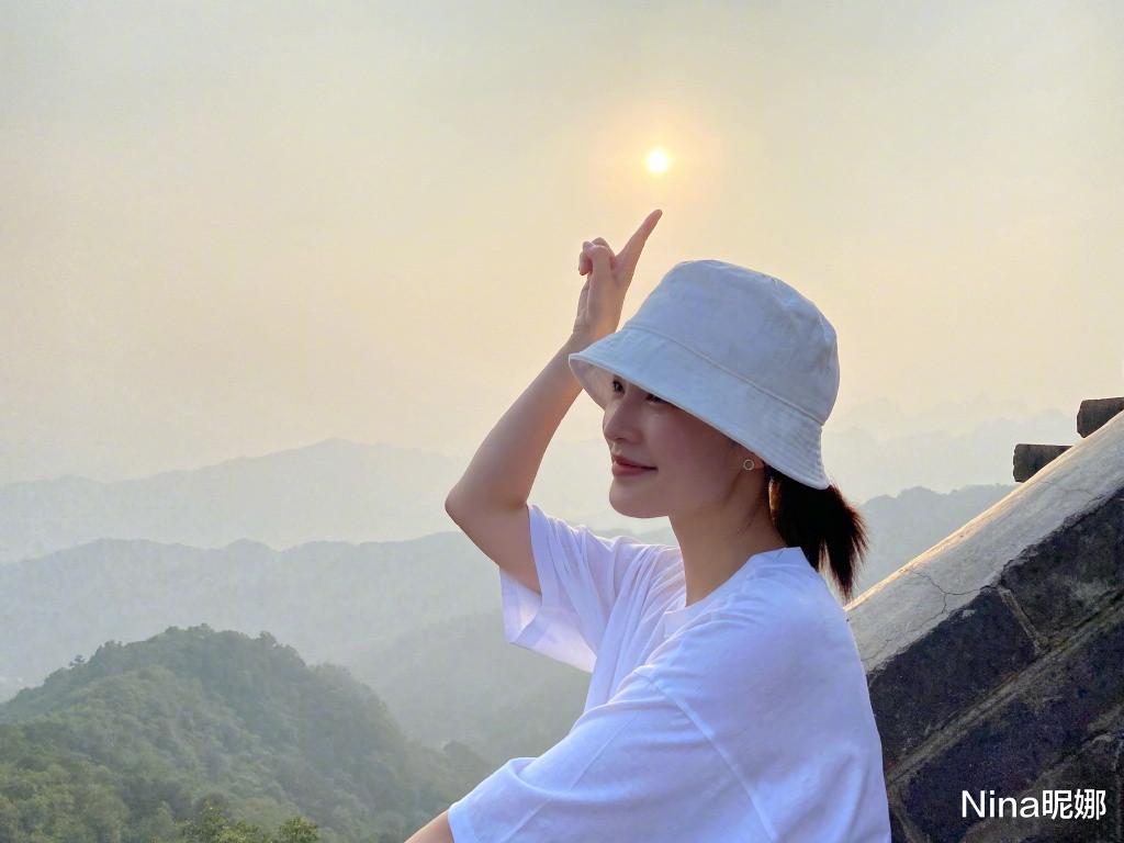 李沁|李沁拍广告真“大胆”，穿露胃装雪白“蚂蚱肚”抢镜，拍完包裹严实太可爱