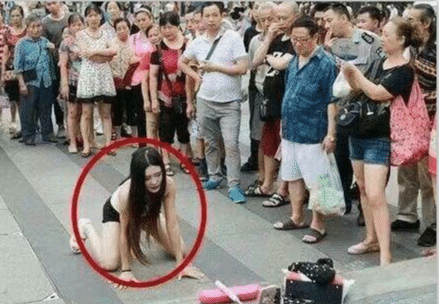 小姐姐|小姐姐在马路上做这动作不合适吧,旁边保安都看不下去了,不害羞吗