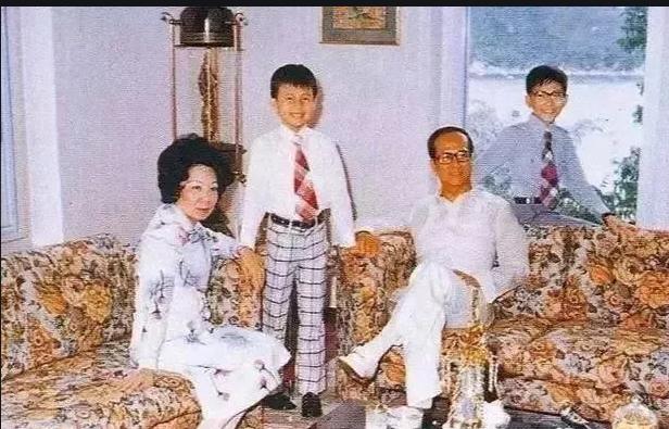 李嘉欣|1990年凌晨，李嘉诚带\情妇\李嘉欣回家，3小时后原配离奇死亡