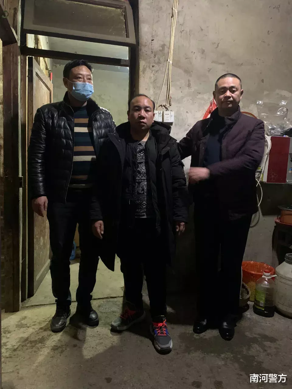 南河警方|逃亡20年,民警在墓碑上发现了他的行踪