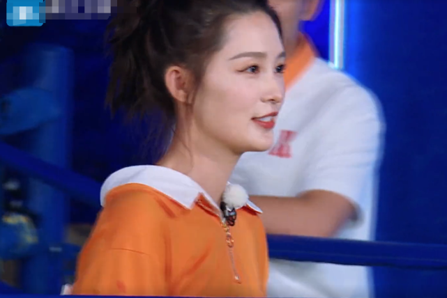李沁|有种保守叫李沁穿《跑男》团服，撕名牌时别人都正常穿，就她与众不同