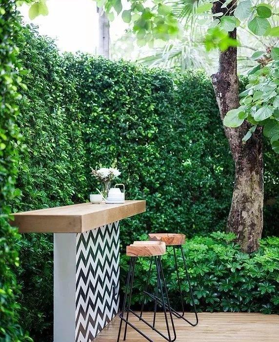 小院子中有个吧台，舒适又惬意