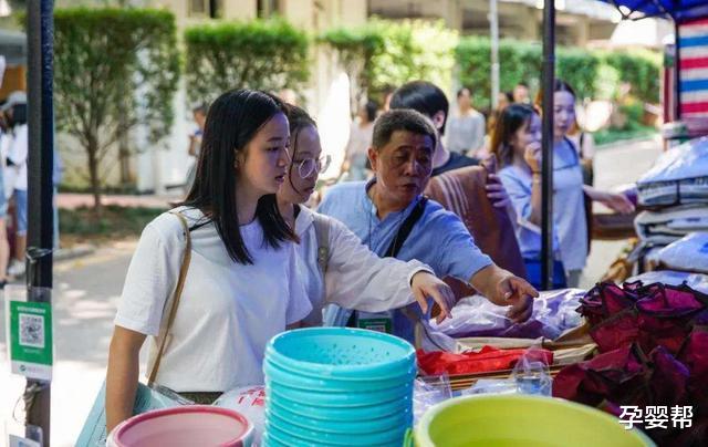 『』不算不知道，一算吓一跳，普通家庭供养一个大学生，竟花这么多钱