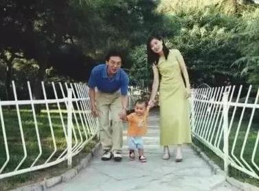 【郎永淳】辞职央视为发妻治癌，郎永淳在11：53分发悼文追思，网友：节哀