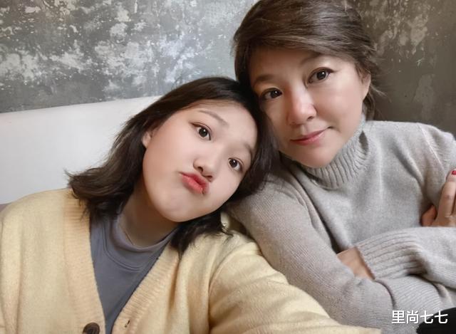 李静|李静女儿音乐节真放得开，短裙配浓妆不像17岁，背3万包太大牌