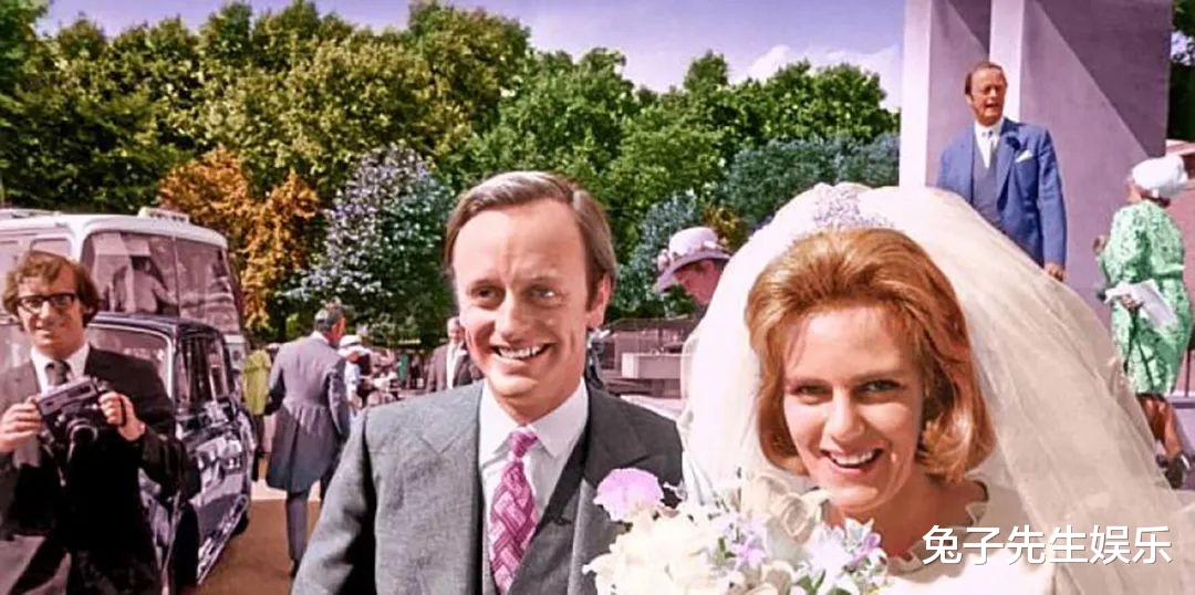 [查尔斯王子]卡米拉第一次结婚太拉风，穿婚纱笑靥如花，女王母亲和公主来捧场