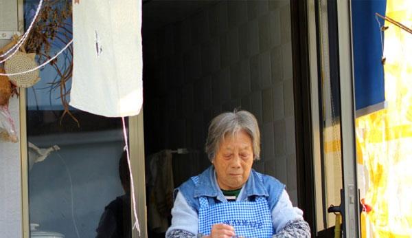 【老年斑】60岁阿姨从没长过老年斑，细问平时爱做3件事，现在学还来得及