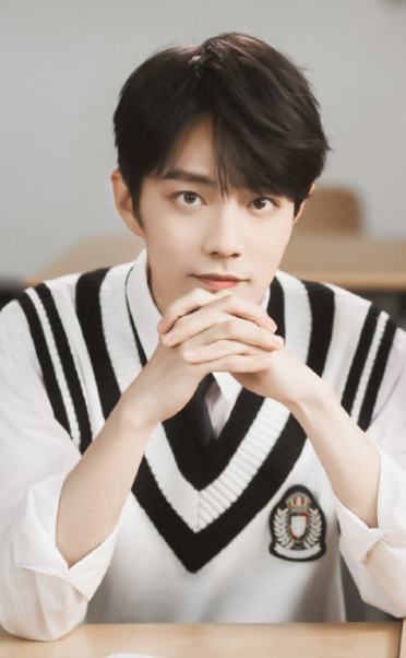 肖战|肖战新剧再出路透！军装寸头演绎士兵形象，站姿却被指明显错误