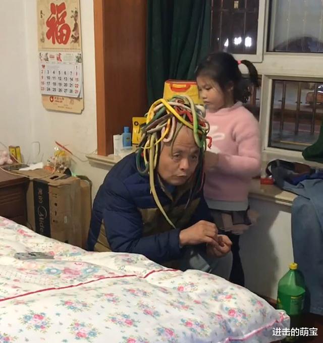 美杜莎|“妖艳爷爷”火了，被孙女打扮成美杜莎女王，依然面不改色嗑瓜子