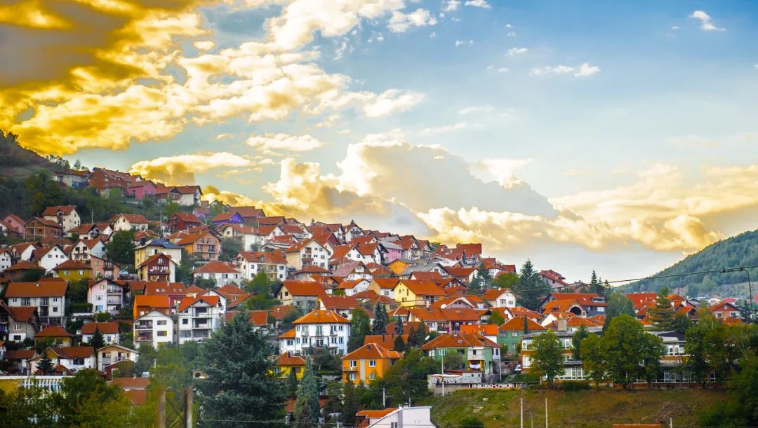 #欧洲#这位含泪求助的总统身后，是首个对中国免签的欧洲国家，美极了！