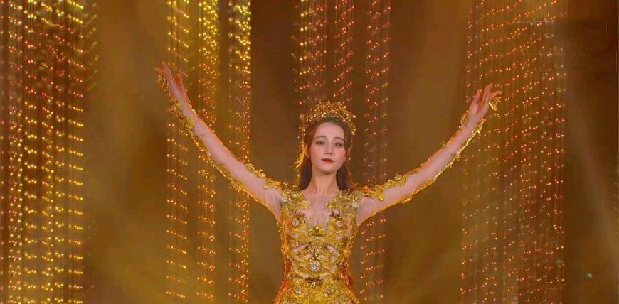 金鹰女神|金鹰女神颜值比拼，无论是赵丽颖还是热巴，颜值都输给了第一届