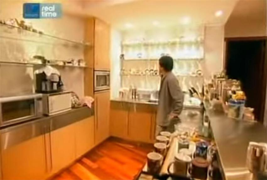 成龙|成龙香港豪宅竟在工业区，从外观看不出是住宅！内部却有无数暗门