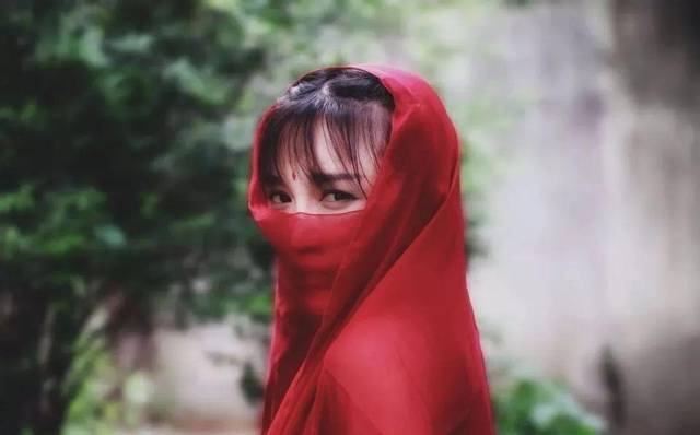 「李子柒」李子柒首次公开豪宅，我却看到背后最悲哀的一幕：中国式审美，太可怕了！