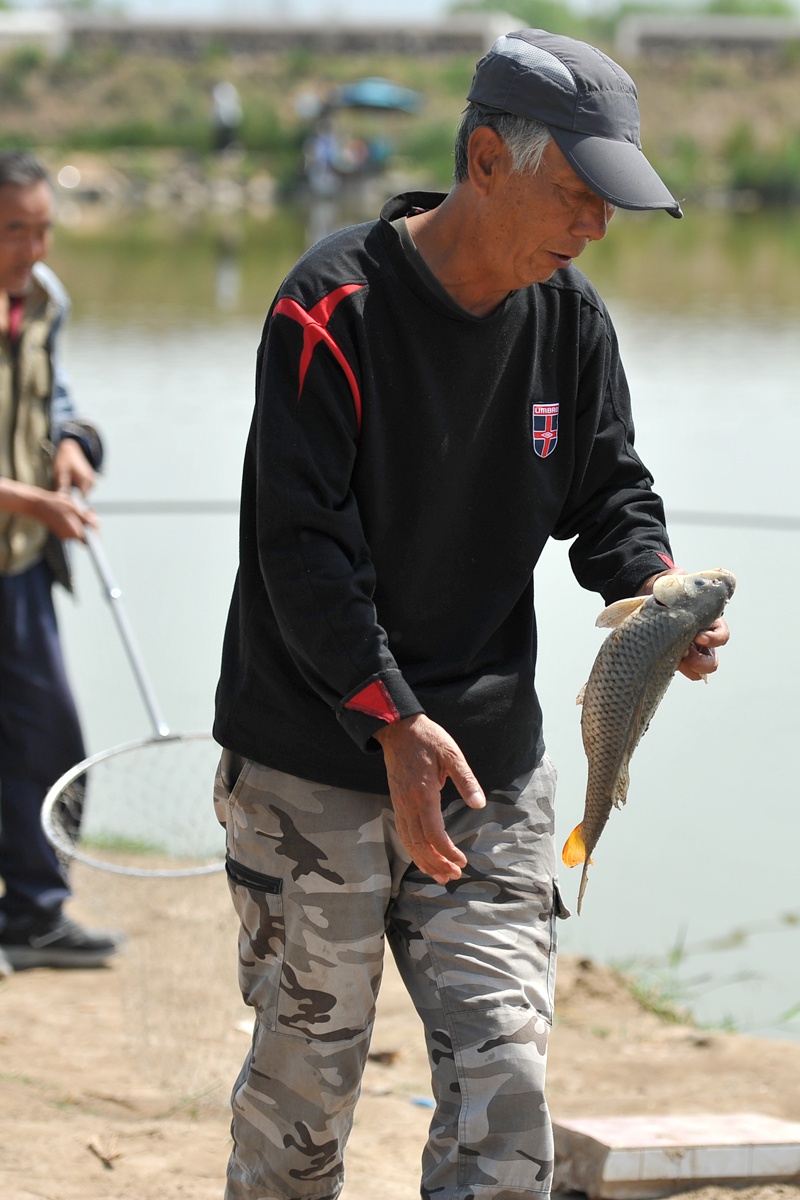 『山西省』钓友五一假期垂钓黑坑，钓费掏了100元，一上午却只上钩一条