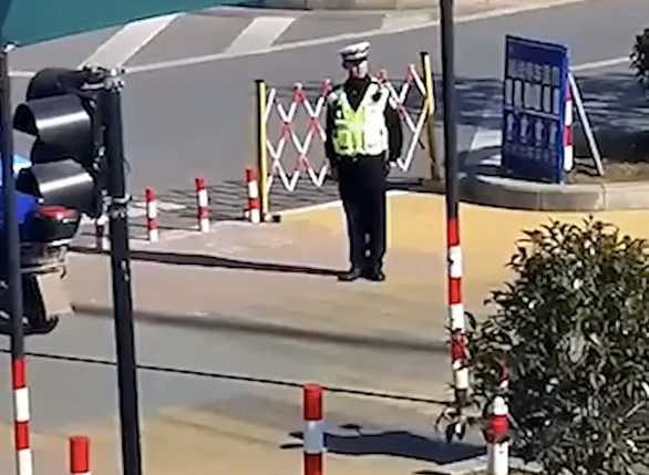 社会侦探员 女外卖员经过执勤点，“掉落”一个暖手宝，接下来的一幕太暖心