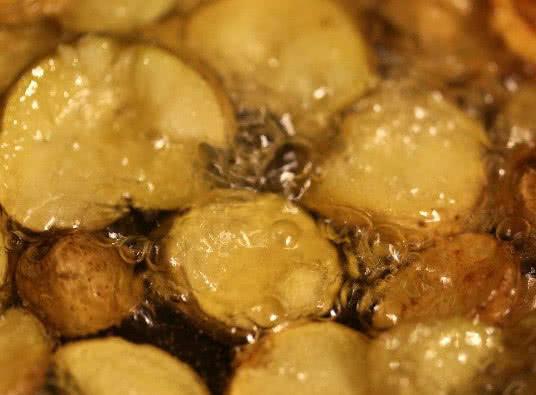 【癌细胞】这四种食物是癌症“滋养液”，医生建议少碰，当心“激活”癌细胞