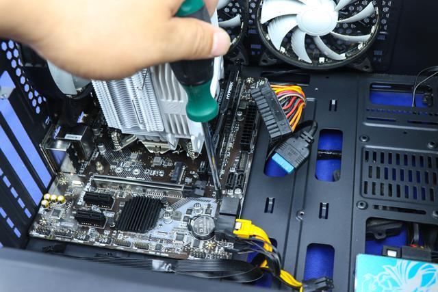 散热器|电脑温度下来了！我亲自动手体验鑫谷冰焰V5高性能导热硅脂