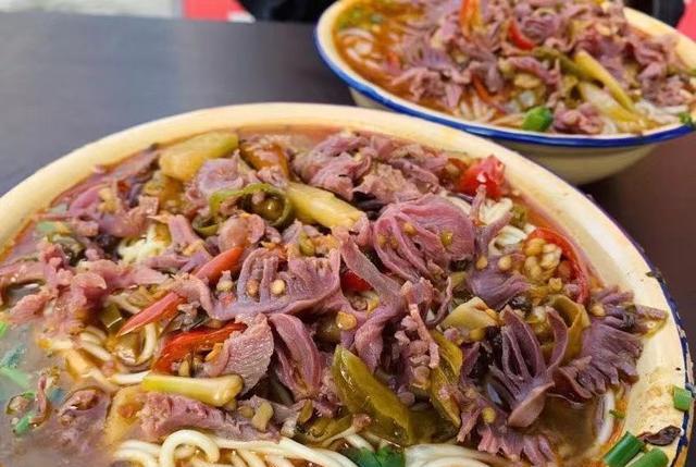 啊娇吃货美食汇 重庆一家开了18年的面馆，藏在坡坡底下，每天食客络绎不绝