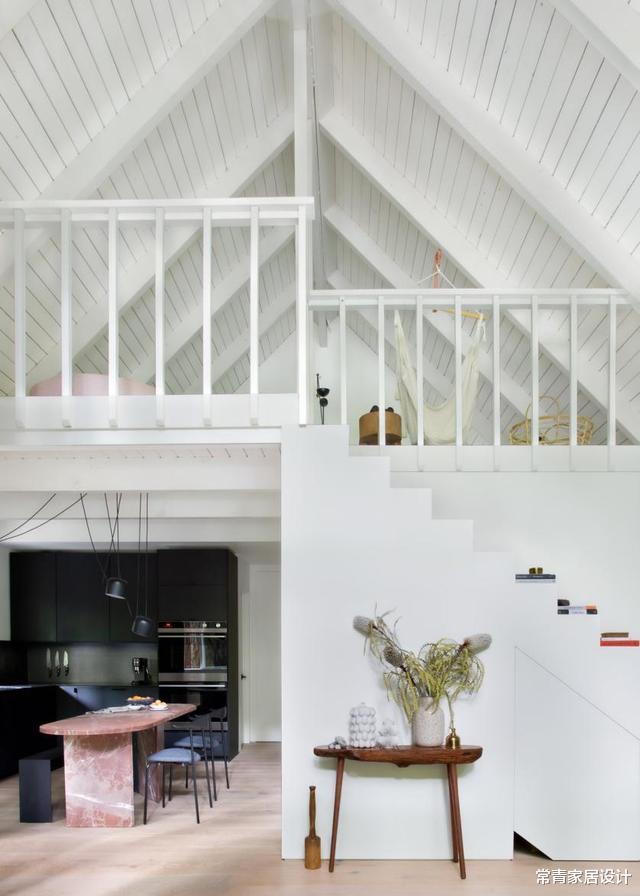 『』买个101㎡小别墅，4.7米层高加小阁楼，卧室和卫生间腾出来了