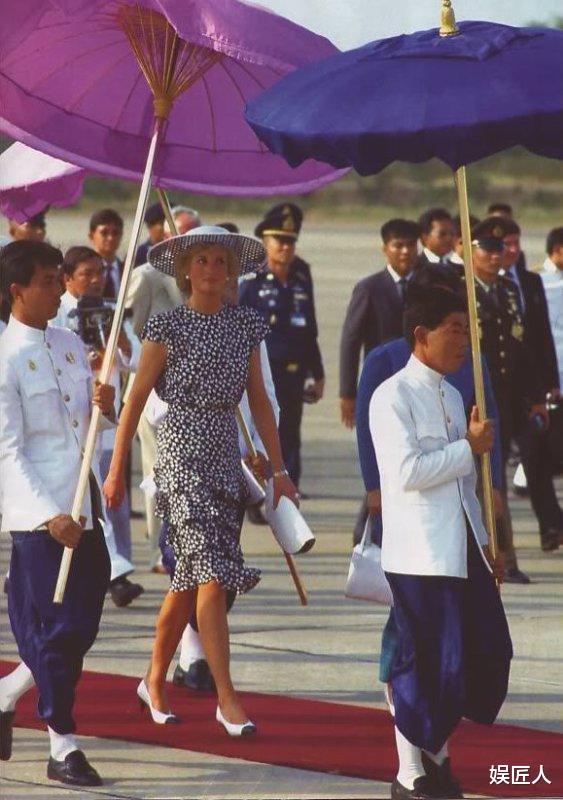 32年前戴安娜出訪泰國，兩位王儲爭相迎接，絕世美人值最高待遇！-圖2
