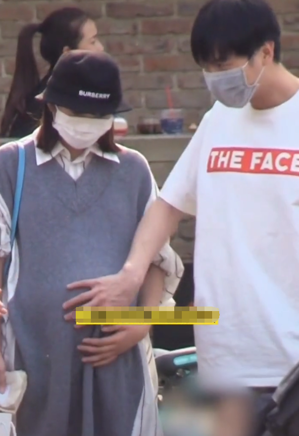 唐艺昕逛街被拍,手放肚子上,看到肚子大小,这才是女星怀孕的样子!