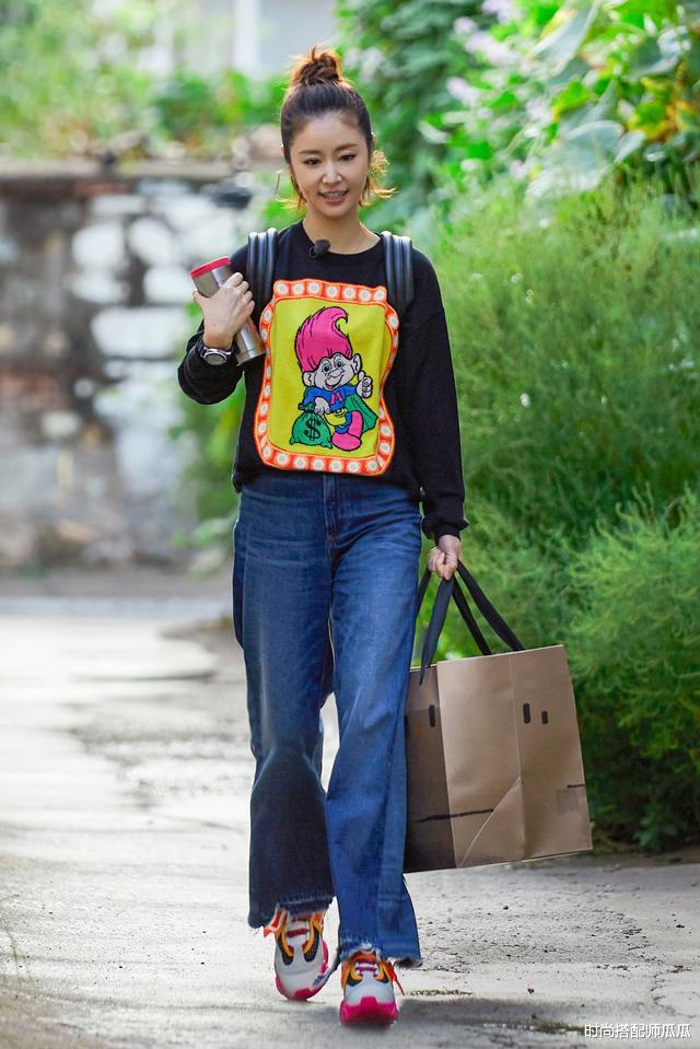 #发型#林心如换新发型，穿连体裤配波波头太减龄，44岁美回23岁少女样