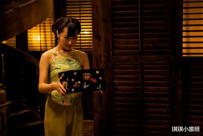 『电影』女子第一次演戏“肚兜”就被扯飞，导演都没想到，网友：画面回味无穷