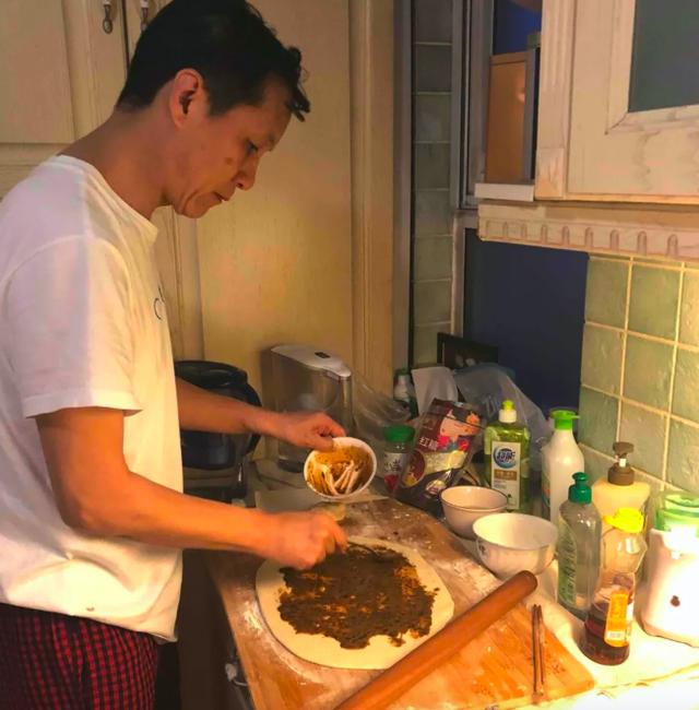 冯远征|冯远征庆祝结婚27年,和大8岁老婆演过母子,俩人至今没要孩子
