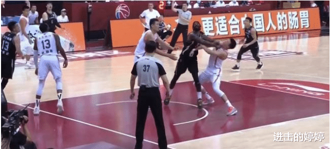 王薪凯|姚明训斥王薪凯垫脚事件，CBA如何能够避免恶意犯规，裁判再闹笑话