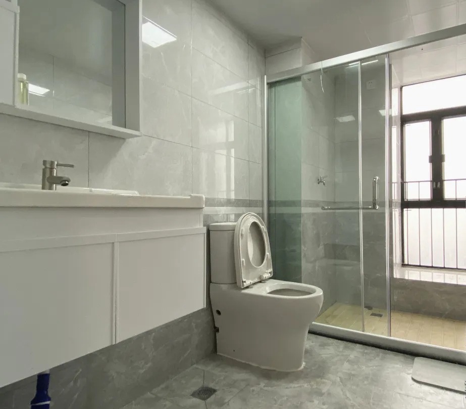 设计师|119平的三房两厅实装案例,全屋家具胡桃木配白色系,简直美哭了