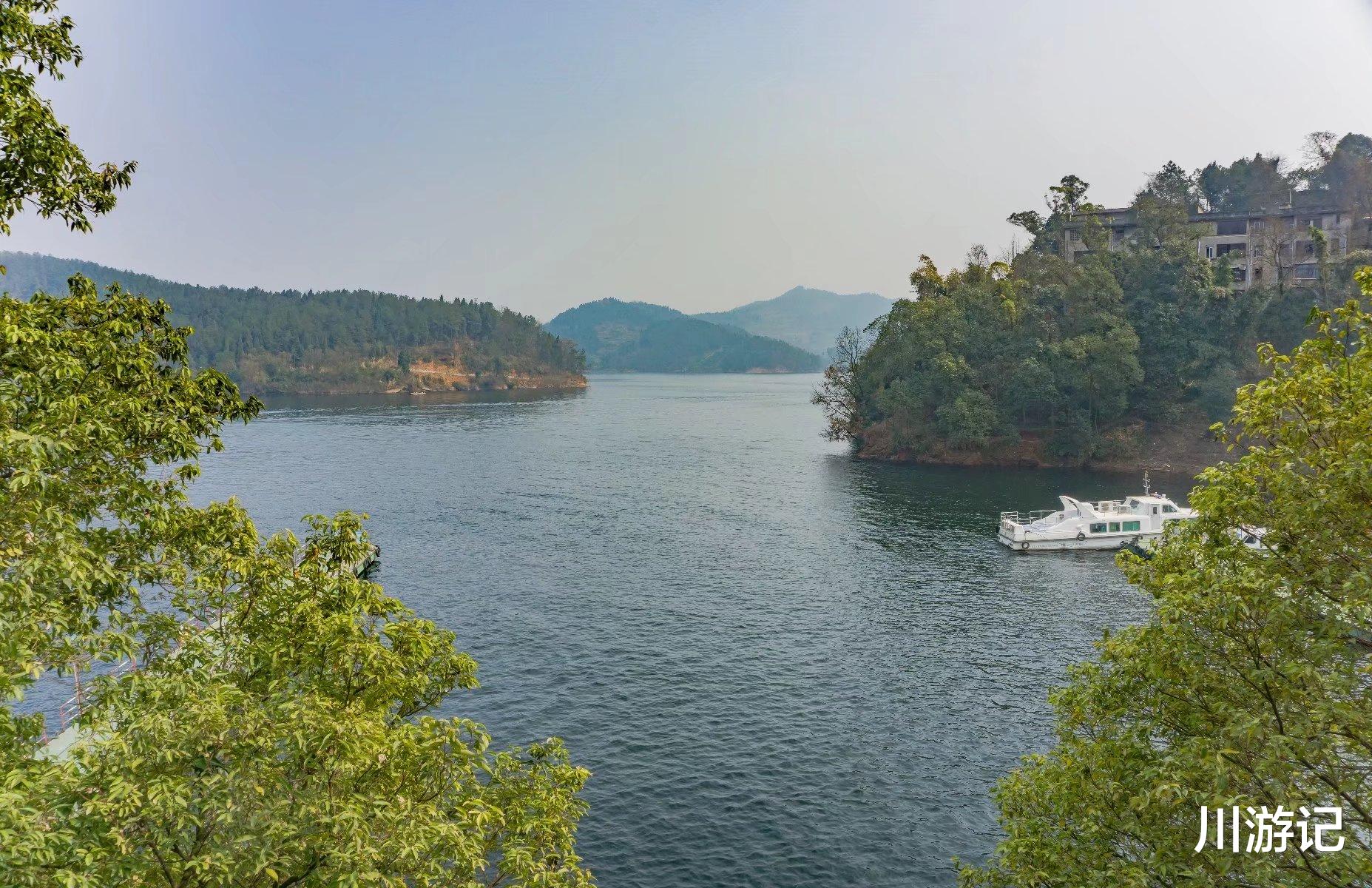 「成都」距离成都68公里的一片“海”，有90多座岛屿，为4A景区免费游玩