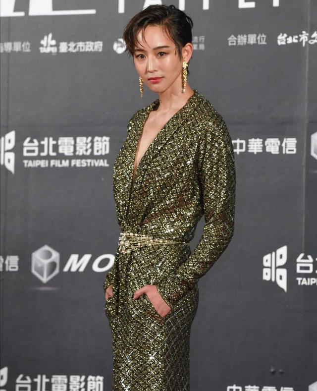 短发|张钧甯越来越飒，穿鱼鳞亮片裙成人群焦点，短发造型过目难忘