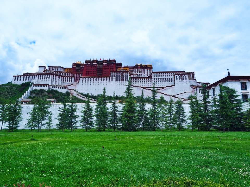 布达拉宫|举世闻名的布达拉宫内殿值得看吗?网友:不去后悔,去了更后悔!