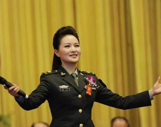 雷佳|我国首位博士歌唱家是她!年轻漂亮,12次登上春晚;丈夫也很有名气!