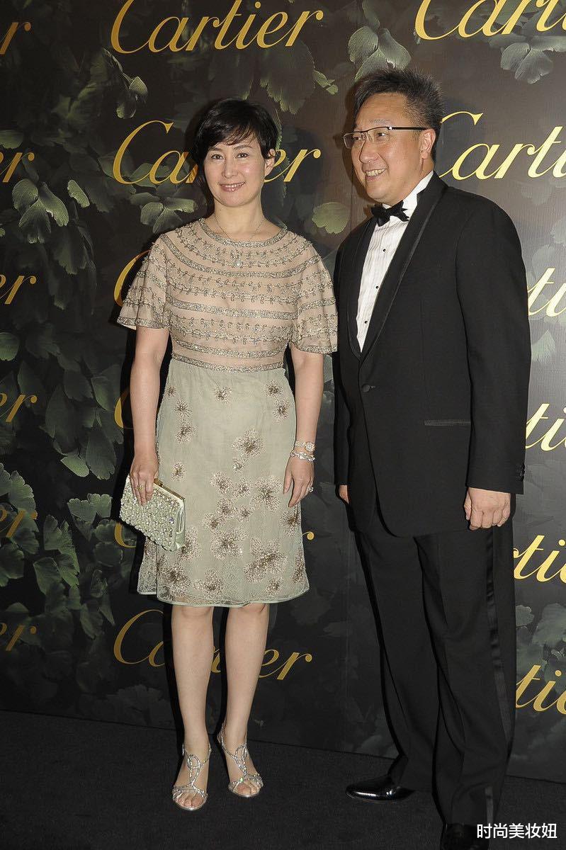 【连衣裙】何超琼不愧是“豪门千金”,一袭裸色连衣裙配短发,气质高贵优雅