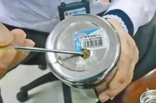 ：央视多次曝光“夺命杯”，内含有害物质，热水进两秒后变成毒水