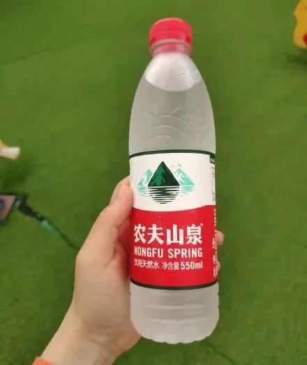 农夫山泉|我伙计开着奔驰把他娃拉到河边卖水
